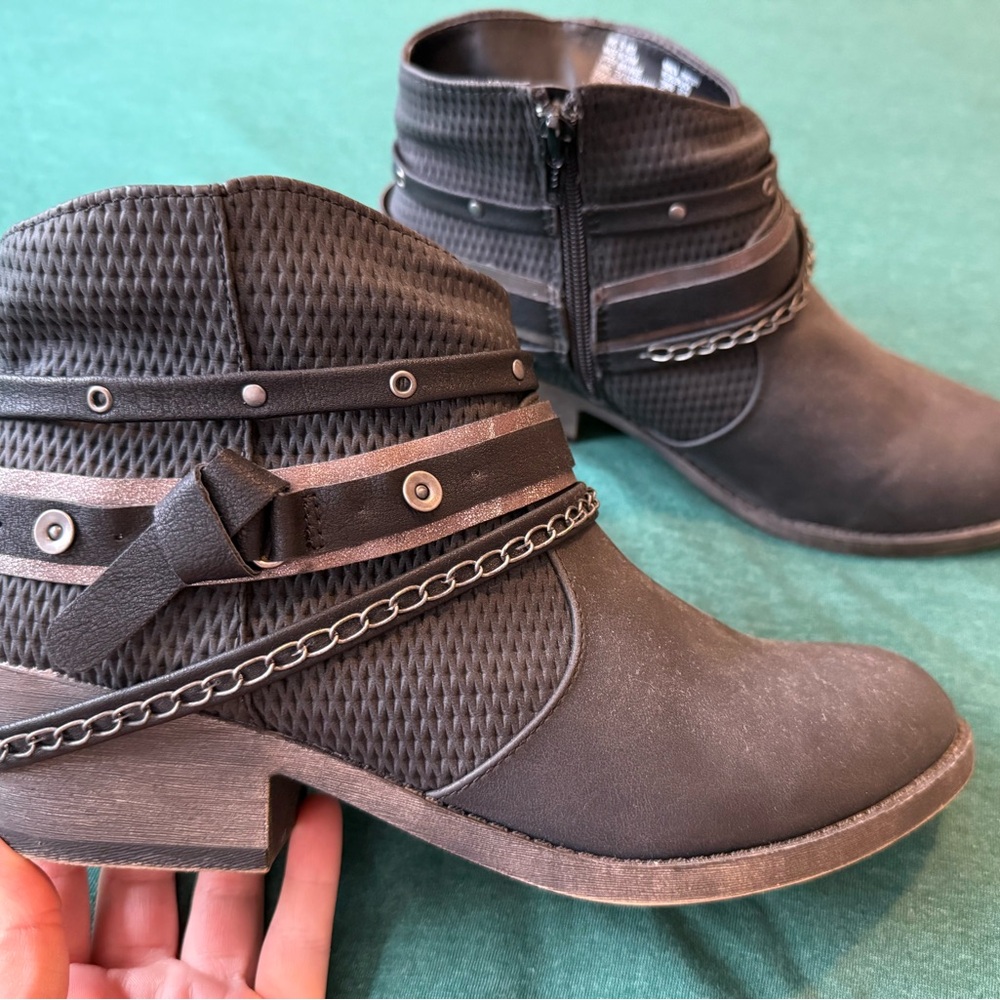 SO Black Textured Heeled Boots with Chain Detail size 9